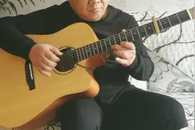 40多岁大哥自学吉他，不到一年就拿下《女儿情》视频封面