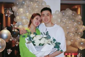 篮球名将赵继伟求婚成功，手捧鲜花亲密拥吻，女方身材高挑颜值高图片