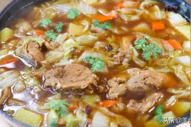 天冷农家小院都怎么炖排骨？汤浓味鲜，入味暖胃，连喝3碗都不够图片