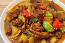 新疆大盘鸡简单家常做法，鸡肉软烂脱骨，土豆绵软入味，太好吃了图片