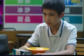 《隐秘的角落》朱朝阳碗里的苍蝇隐喻了什么？图片