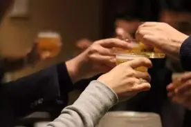 17岁伴郎醉亡谁之过：新郎被判赔18万元图片