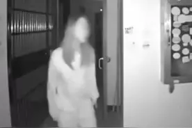 武汉一女子深夜疑向门把手吐口水，社区已报警，律师对此怎么看？图片