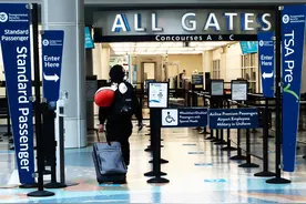 军训照、表情包太污…海关遣返中国留学生的理由能有多离谱？图片