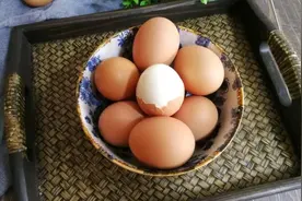 买回家的鸡蛋可以直接放进冰箱吗？很多人做错，这样做保鲜更长久图片