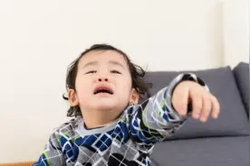 父母的“语言暴力”，会影响孩子智商，经常吼孩子的家长要注意了图片