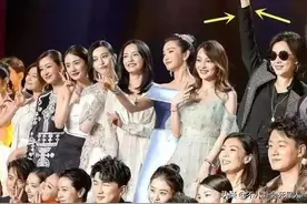 女明星混“名利场”太现实！杨幂合照贴边，李嘉欣在贵妇团站角落图片