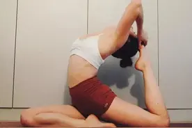 腰疼问题要重视，动一动拉伸腰椎和肌肉，“千年老腰”不再酸疼图片