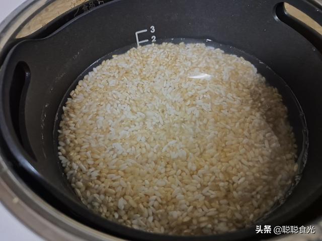 做米饭的时候不要只放大米，加点糙米进去，营养更丰富