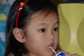 8岁女孩天天喝“牛奶”却越喝越瘦，急忙送医，医生：这不是牛奶图片