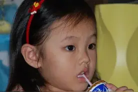 8岁女孩天天喝“牛奶”却越喝越瘦，急忙送医，医生：这不是牛奶图片