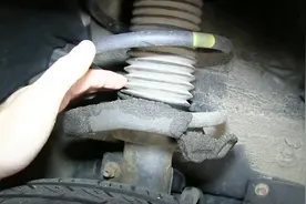 为什么汽车减震器一支漏油，却要更换一对？视频封面