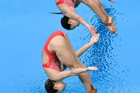 奥运会跳水运动员如何“压水花”？哪种跳水方式压水花最小？图片