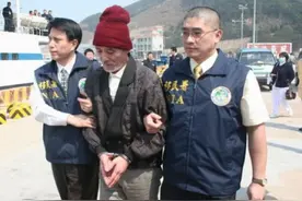 1998年，年轻机长月入过万，因不满分房携妻劫机潜逃，下场如何？图片
