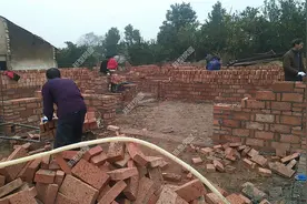 小伙建新房竟全砌空斗墙？网友：农村这样盖房还不如住土坯房图片
