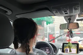 ​嘉兴一美女老师开车接连三个违章，却被夸“天使在人间”图片