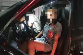 遇到交警查酒驾，女司机猛灌矿泉水，还想临阵补救图片