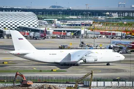 高清实拍AN-124在深圳机场起飞，如火如荼建设中的大湾区配大飞机图片