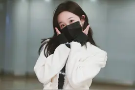 李子璇是个“萌系少女”吧！黑白系穿搭简约又不失精致感，好美图片