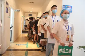 四川省南充市征兵办开展定向士官体检面试图片