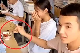 男孩给女同桌夹肉吃，被班主任盯上，孩子的解释却很暖心图片