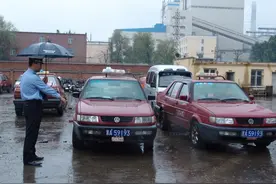 车管所提醒：路上看到车牌带O和I的，直接举报，全部都是假牌图片