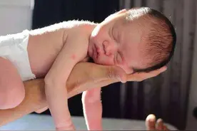 “1月睡2月哭3月认人”，3个月前孩子养育有禁忌，家长要牢记图片