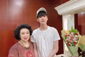 德云社张云雷、杨鹤通听梅花大鼓，因主任太胖，二爷被挤得没地方图片