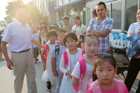 70后二胎家长有多尴尬？幼儿园接娃被戳中“痛点”：不敢再接了图片