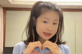 小沈阳女儿染发热舞，故意卷起衣服露细腰，14岁长成一张高级脸图片