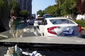 扔水瓶扔废纸还有扔袜子的？西安交警曝光12辆车窗抛物图片
