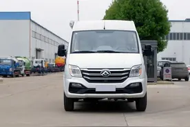 大通V80短轴中顶，适合一家三口出行的房车，小巧又灵活图片