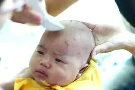 奶奶剃光满月孙女的眉毛，2个月后全家以泪洗面，网友：你就作吧图片