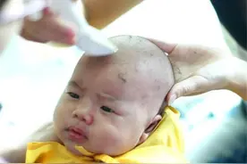 奶奶剃光满月孙女的眉毛，2个月后全家以泪洗面，网友：你就作吧图片