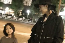 李小鹏的美国籍媳妇很自信，穿高跟鞋比老公还高，感觉很有气质图片