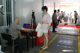 首批高校大学生已开学返校?往届生迫不及待,大一新生却盼着晚几天图片