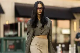 潮街拍：Shanina复古高腰脚蹬裤显美腿，Khloe皮大衣气场十足图片