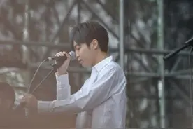 吴青峰多次翻唱，被张悬称为“绝唱”，有种备胎不凄惨的感觉图片