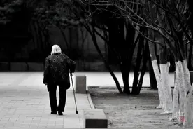 深圳10公里的路程，孝子苦寻母亲2年多，寻回后自己懊恼不已图片