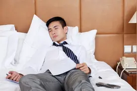 老婆在产房待产，我开了一个钟车很累，就去酒店睡5个钟错了吗？图片