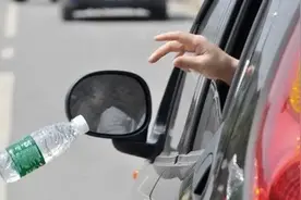 【曝光台】一个小纸团随手也把素质丢掉了！图片