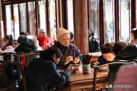 这座古寺的素斋太好吃，一碗面只要10元，游客排长队买饭图片