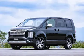 三菱推出跨界MPV，又能越野又能商务，配2.2T柴油引擎＋四驱图片