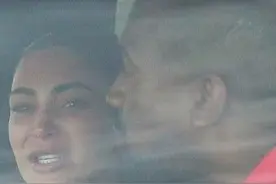 卡戴珊近况被偷拍！她在车里激动痛哭，而一旁侃爷表情却很冷漠图片