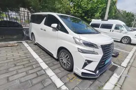 有钱人标配，加价挡不住，82万提台开了五年的丰田埃尔法值不值？图片