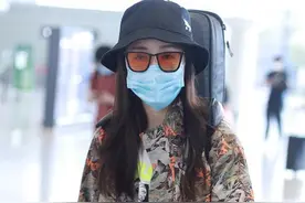 娄艺潇戴橙色墨镜时尚感满分 穿短裤大秀美腿图片