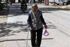 山西农村，90岁老人提着一袋鸡蛋，步行去看望70多岁的妹妹图片