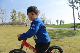 先学有辅助轮子的自行车，真的能帮助孩子骑行吗？图片