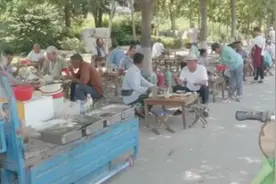 山东民工路边“食堂”，4个菜百人吃，8元吃到饱，一条街人都在吃图片