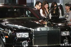 开800万迈巴赫接孩子，却被人认为炫富，家长：碍着你家道了？图片